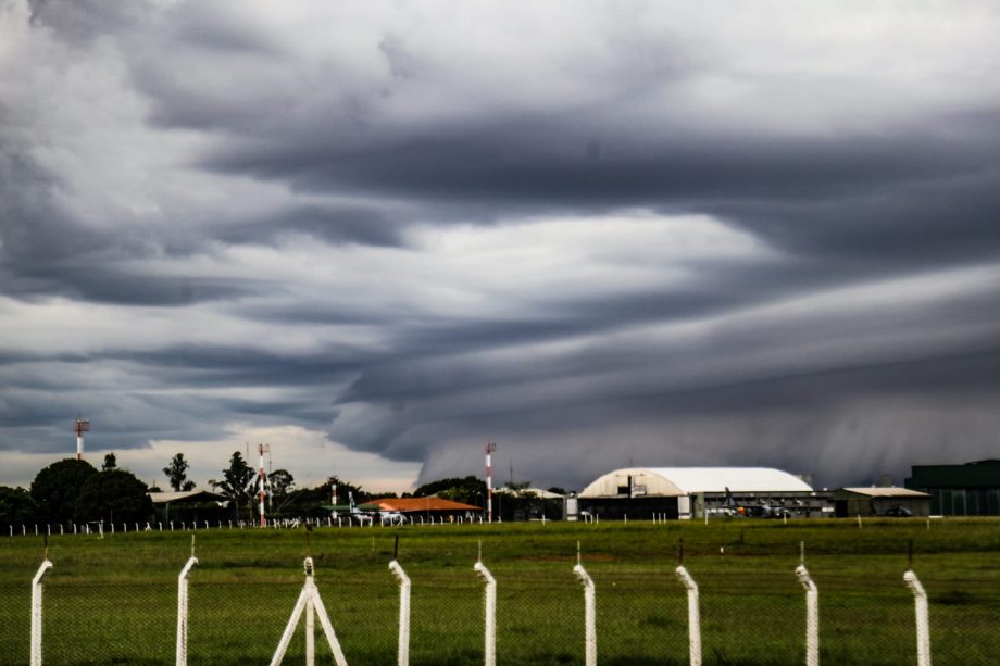 VÍDEO: Céu nublado e nuvens carregadas anunciam chuva forte em Campo Grande