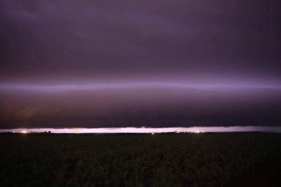 chuva dourados maycon 1 - Shelf Cloud: fenômeno cobre o céu de Dourados e flagra impressiona antes de tempestade