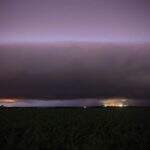 Shelf Cloud: fenômeno cobre o céu de Dourados e flagra impressiona antes de tempestade
