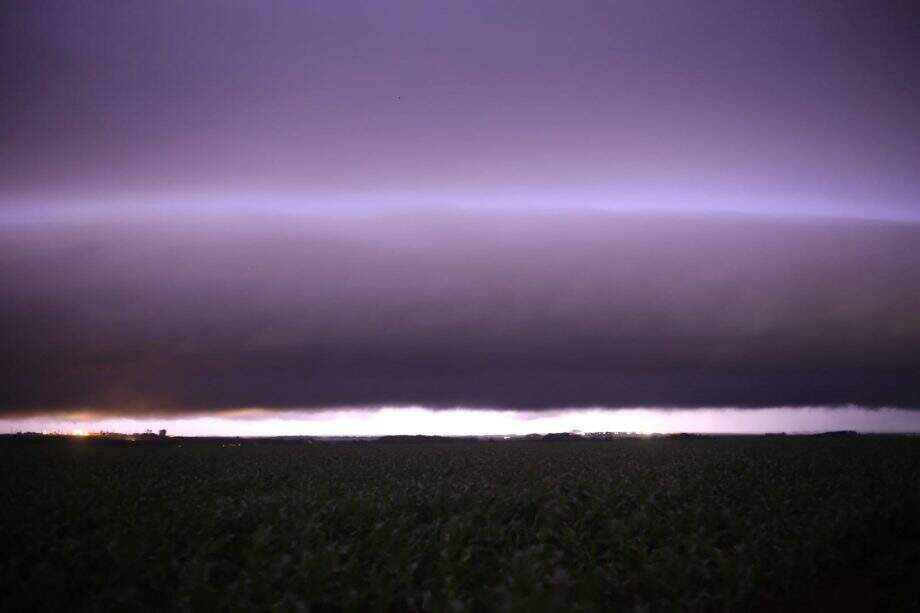 chuva dourados maycon 3 - Shelf Cloud: fenômeno cobre o céu de Dourados e flagra impressiona antes de tempestade