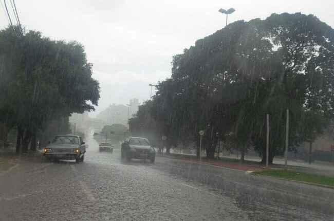 Chuva rápida dá trégua no calorão de Campo Grande na tarde desta terça-feira