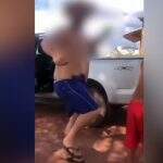 VÍDEO: Servidor de Ivinhema é flagrado exibindo arma durante festa com crianças