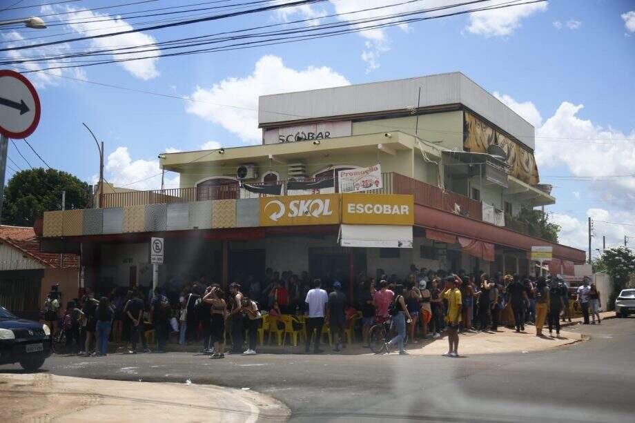 Estudantes reunidos em frente ao Escobar nesta segunda (7)