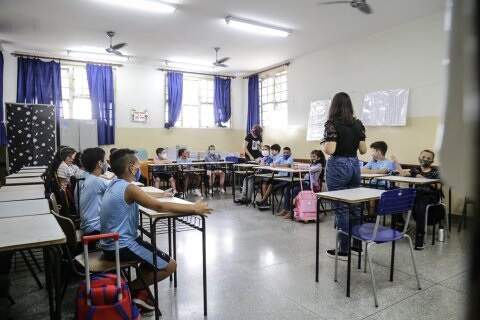 Alunos no primeiro dia de aula em Campo Grande nesta quinta-feira