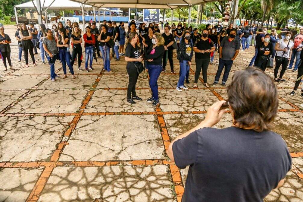 Servidores do administrativo da Reme protestam em Campo Grande e prometem acampar na Prefeitura