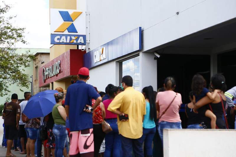 Com Auxílio Brasil, fila de banco dá volta no quarteirão e tem espera de mais de 3h em Campo Grande