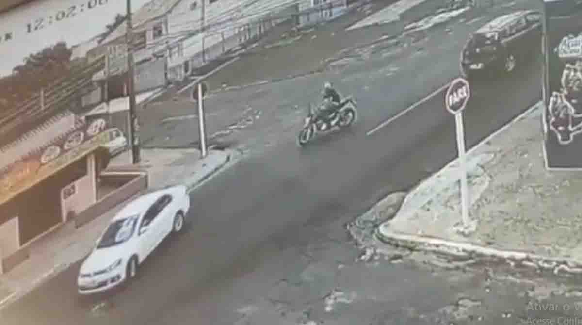 VÍDEO mostra momento em que motociclista morre ao atingir Voyage na Vila Palmira