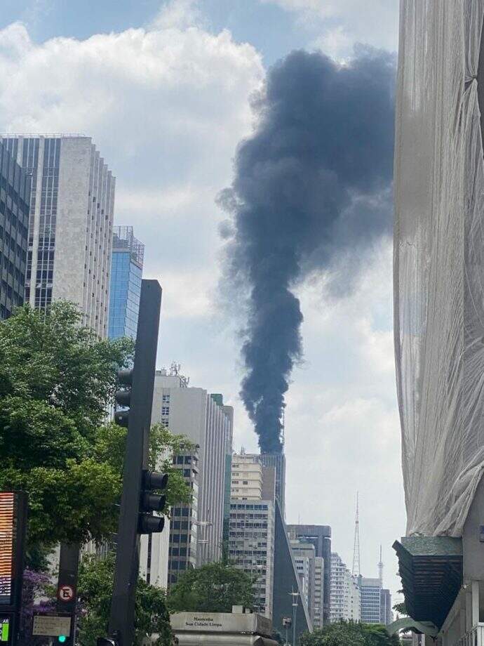 Coluna de fumaça no prédio