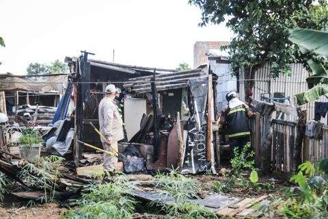 Vizinhos apagam fogo de casa na comunidade da Homex com baldes d'água