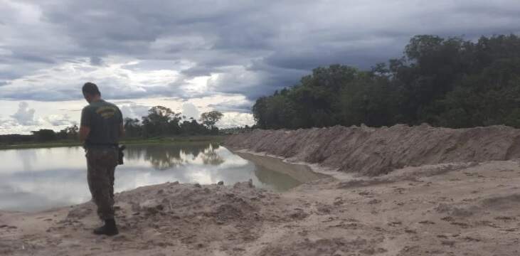 Proprietário rural é autuado por escavar área protegida de afloramentos d’água