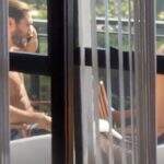 Filho de Almir Sater ensaia sem camisa na casa de ator da Globo; veja fotos