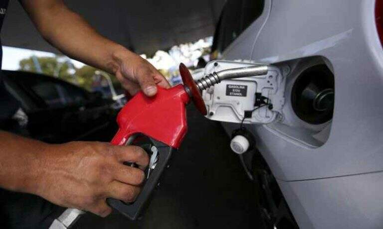 O menor preço encontrado na gasolina comum foi de R$ 6