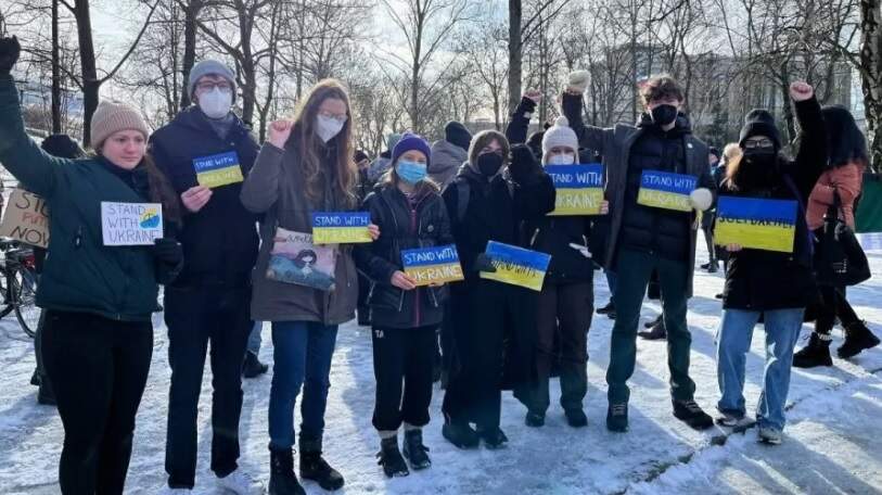 Grega Thunberg protesta em embaixada russa contra guerra