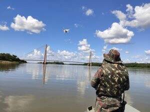 Os policiais utilizam drones para evitar a pesca com petrechos ilegais em pontos em que os cardumes ficam mais vulneráveis.