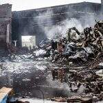 Bombeiro é socorrido após explosão durante rescaldo de incêndio em galpão de Campo Grande