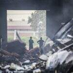 ‘Dava pra sentir calor do fogo dentro de casa’, relatam moradores sobre incêndio de galpão