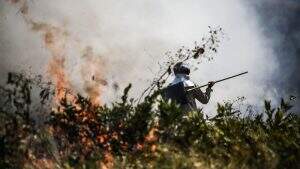 Brigadistas em combate aos incêndios