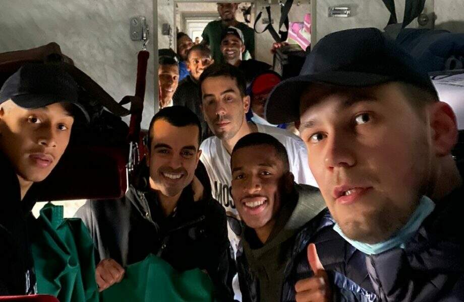 Jogadores brasileiros em trem rumo a fronteira com a Romênia. Ismaily está ao fundo de boné sorrindo.