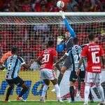 Inter se impõe e supera o Grêmio em clássico adiado após pedradas no ônibus rival