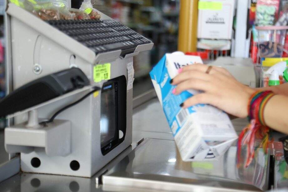 O preço do litro de leite mais barato saltou de R$ 3