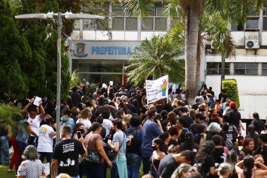 Servidores da educação pedem reajuste salarial e ameaçam greve em Campo Grande