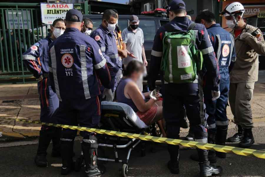 Moradores são resgatados e socorridos pelos bombeiros e Samu