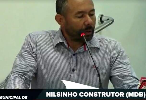 Vereador lendo a indicação durante a sessão ordinária