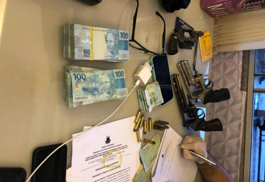 Operação da PF contra o 'Bonde do Maluco' prende irmãos com dinheiro e armas em Campo Grande