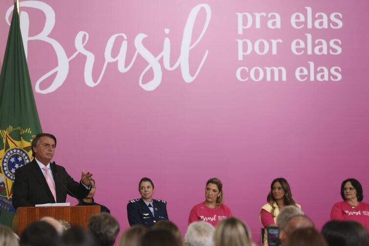 No Dia da Mulher, Bolsonaro lança programa para distribuir absorventes