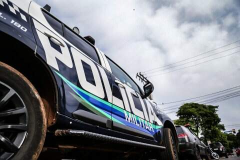 Bandidos trocam tiros com PM após assaltarem posto de combustíveis nas Moreninhas e um vai preso