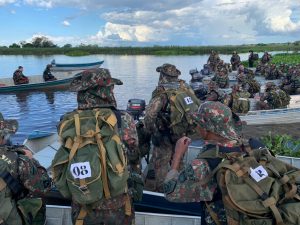 Policiais Militares Ambientais em missão pelos rios