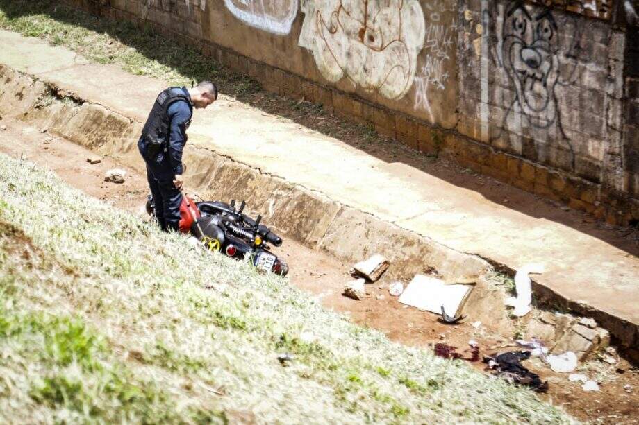 Policial militar de 28 anos fica em estado grave após cair de moto em córrego em Campo Grande