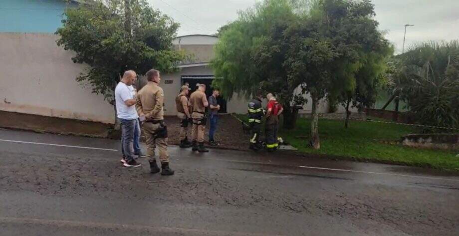 Policiais na casa da mulher