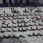 Ucranianos posicionam carrinhos de bebê em praça de Lviv como protesto pela morte de 109 crianças no país