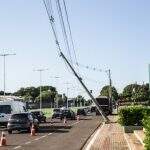 Motorista deixa poste pendurado e quadra sem energia após acidente em Campo Grande