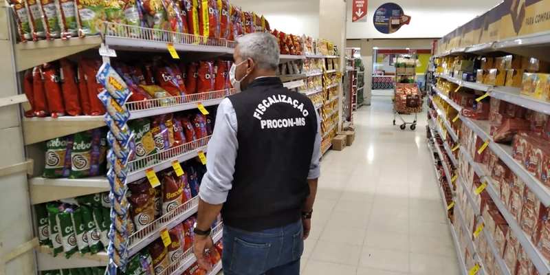 Vencidos e impróprios para consumo: Procon-MS descarta 193 alimentos de mercado em Campo Grande