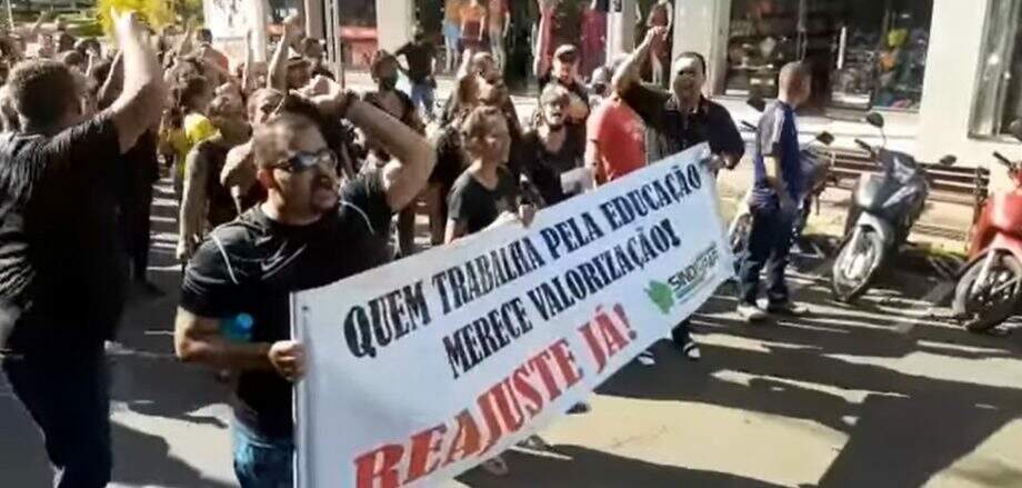 Professores municipais de Paranaíba protestam por reajuste salarial nesta quinta-feira