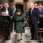 Após cinco meses, rainha Elizabeth faz aparição pública e homenageia príncipe Philip