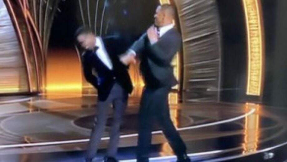 Will Smith pede desculpa a Chris Rock por tapa no Oscar: 'estou envergonhado'