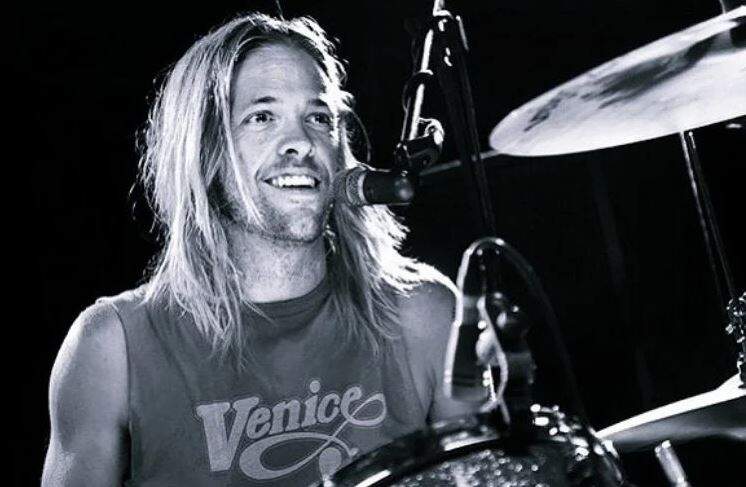Taylor Hawkins, baterista do Foo Fighters, morreu de overdose e dez substâncias foram encontradas
