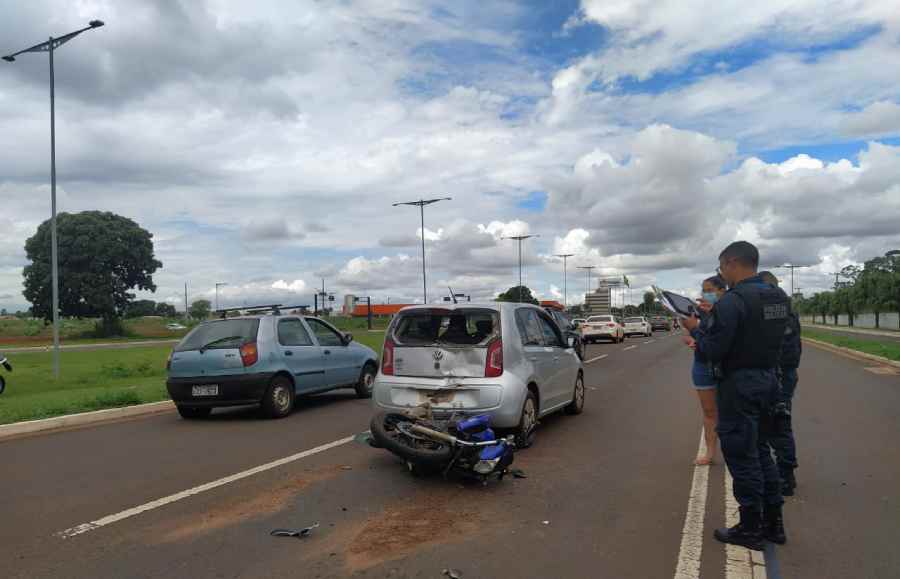 Moto atingiu a traseira do carro