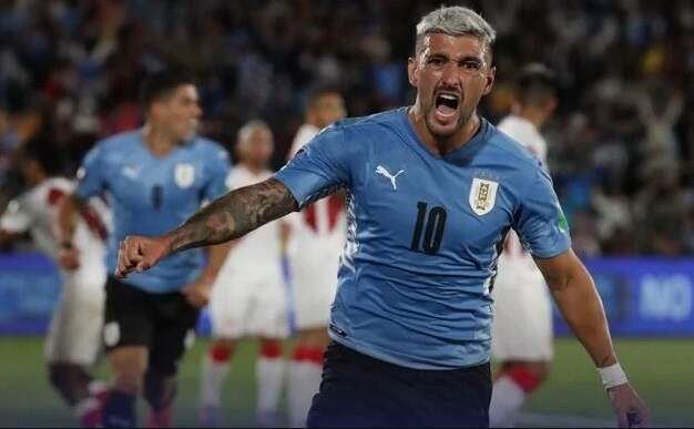 Arrascaeta marca, Uruguai vence Peru e garante vaga na Copa; Equador também