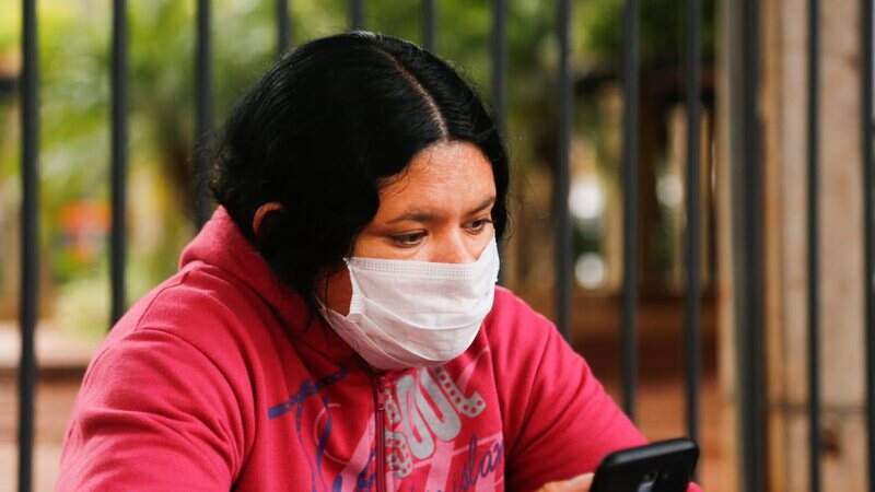 Aumento de casos por covid faz cidades voltarem a recomendar uso de máscara