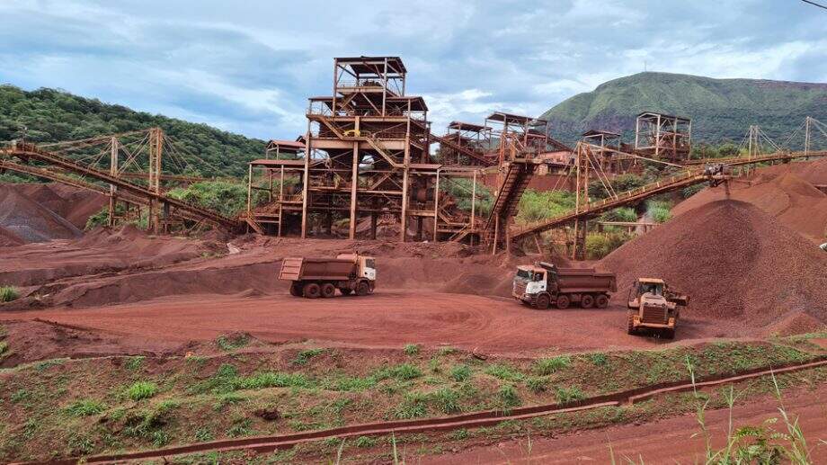 Caminhões recolhem minério de ferro produzido pela Vetorial Mineração em Corumbá.