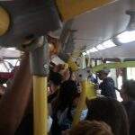 Ônibus lota em horário de pico nesta segunda-feira e passageiro reclama: ‘Tinha criança pendurada na porta’