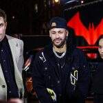 Neymar posa com Robert Pattinson e Zoë Kravitz na estreia de ‘Batman’, na França