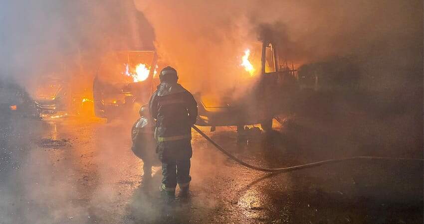 VÍDEO: Incêndio destrói três micro-ônibus e bombeiros impedem que fogo se alastre em garagem