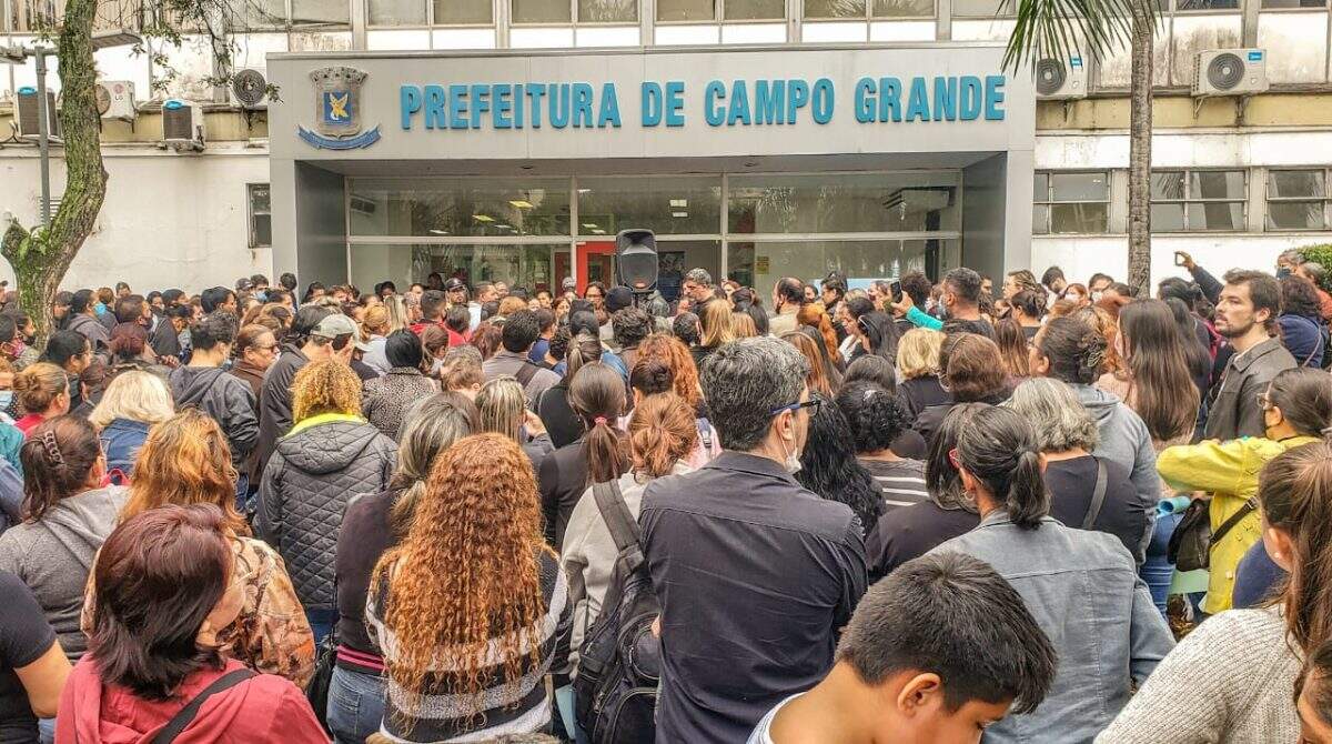 Em greve, administrativos da Reme abrem assembleia em frente à Prefeitura para forçar negociação