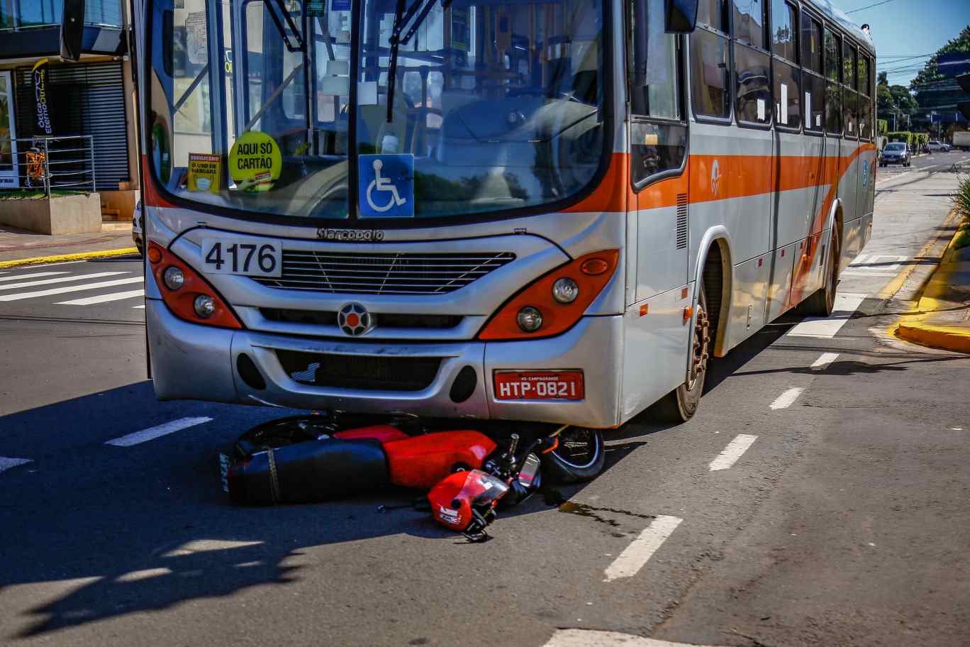 VÍDEO: moto vai parar embaixo de ônibus em acidente no novo corredor da Rua Guia Lopes