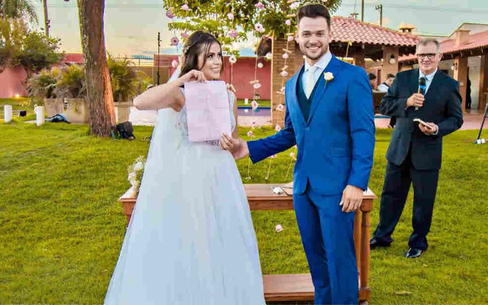 VÍDEO: Casal viraliza após noiva propor contrato surpresa durante votos de casamento: 'lavar louça todos os dias'